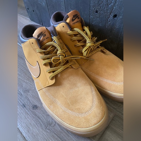 NIKE Men’s Size 11.5
Portmore II Solarsoft Mid Bota Wheat Gum Light Brown - Picture 2 of 16